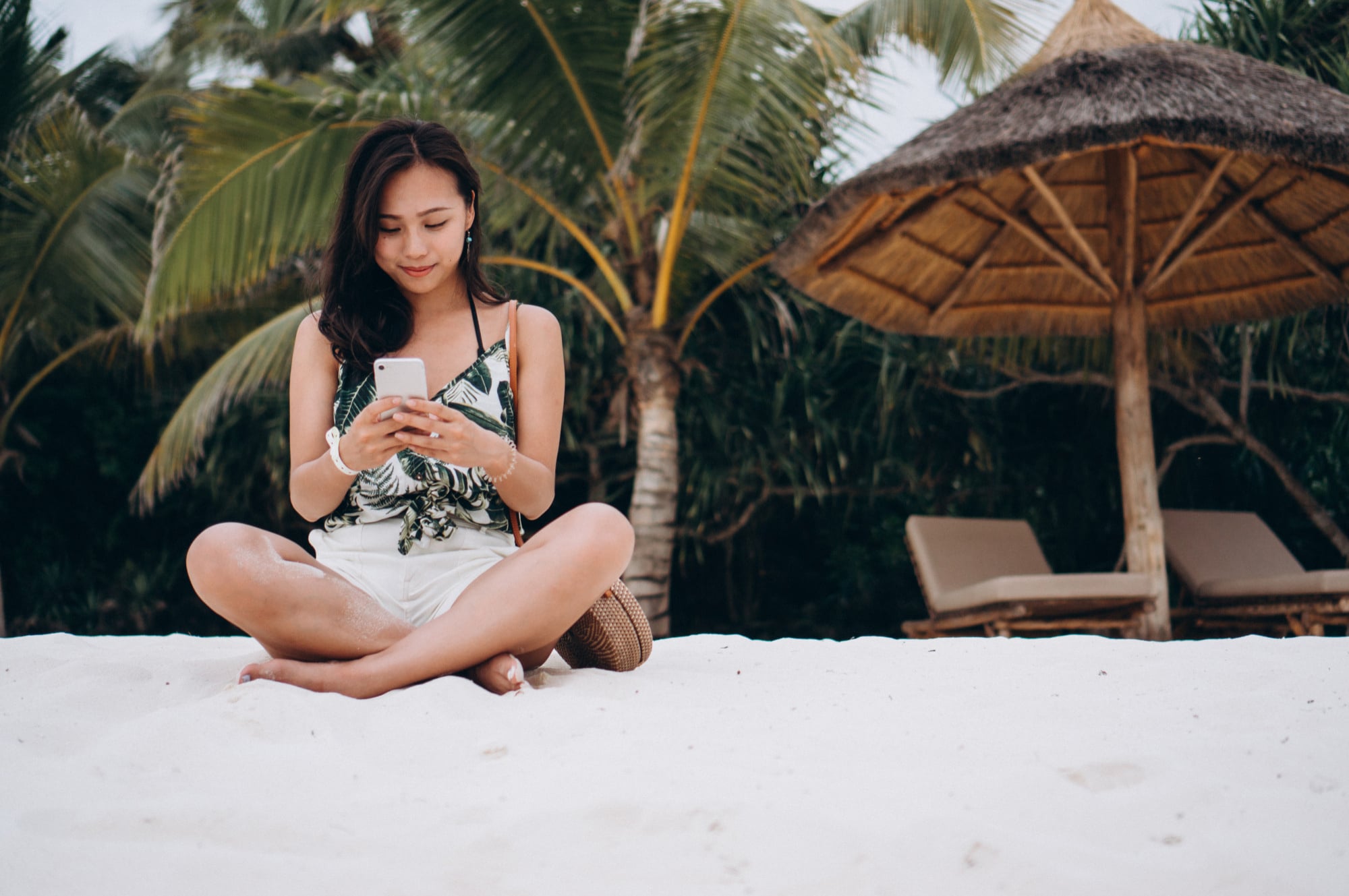 游客在巴厘岛使用手机。