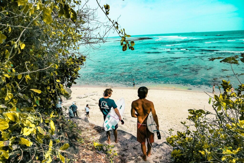 People walking to a beach. Source: Pexels.